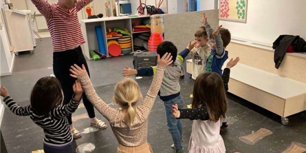 Vi danser og synger i fællesrummet