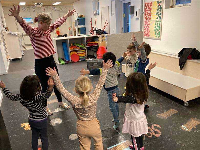 Vi danser og synger i fællesrummet