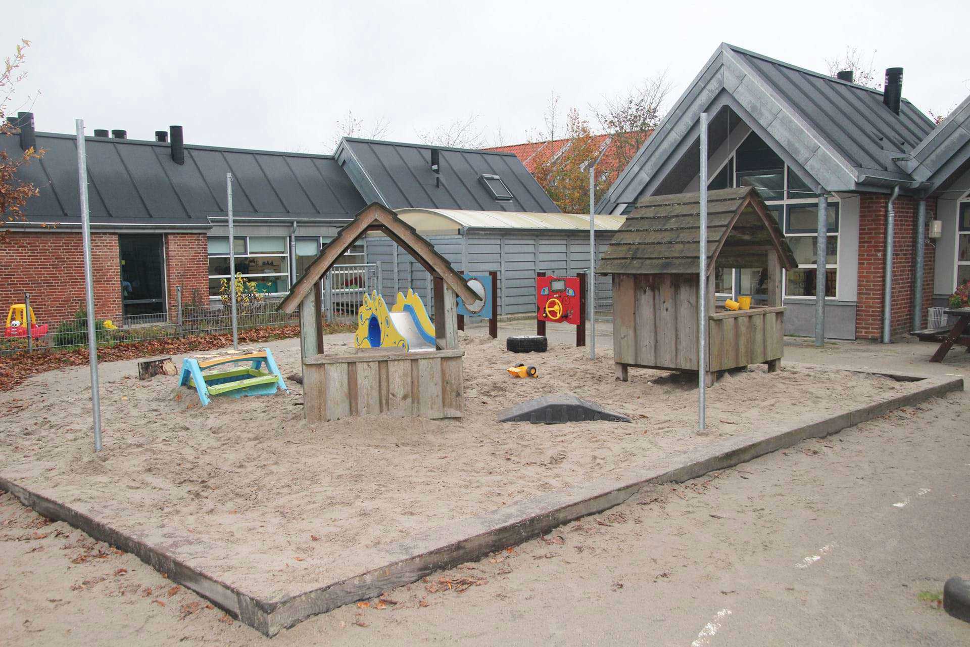 Sandkasse med legehuse