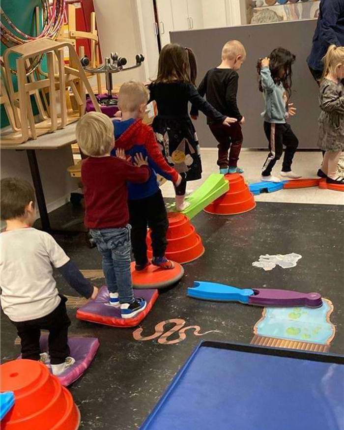 Vi øver balance og grovmotorik