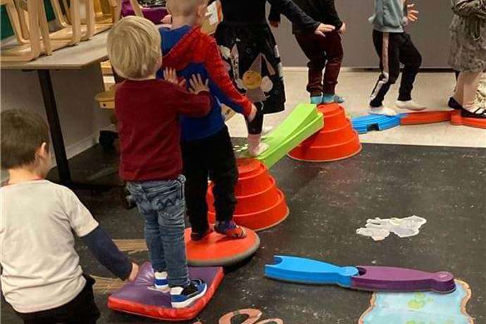 Vi øver balance og grovmotorik