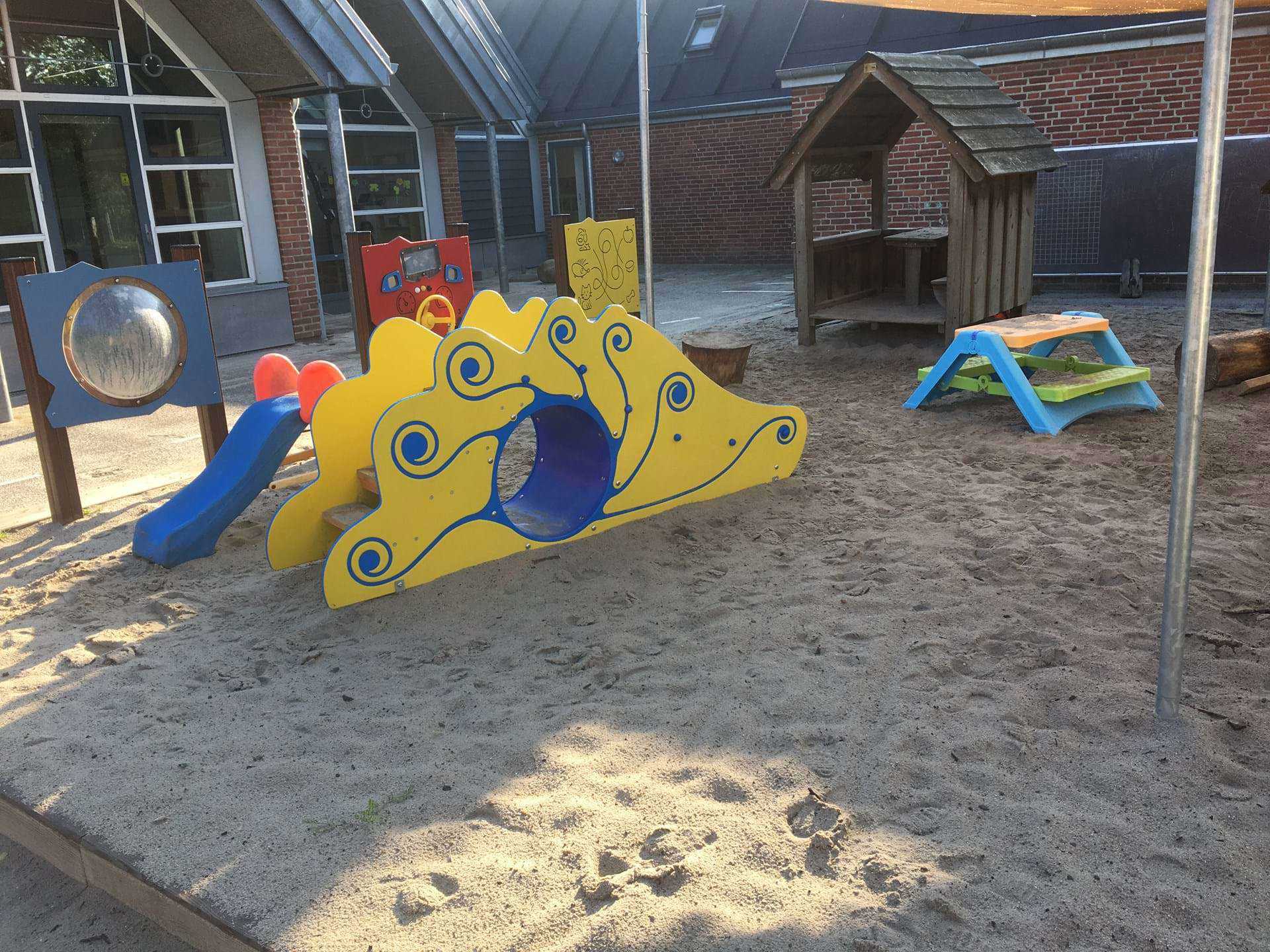 Evigglads sandkasse med legeredskaber