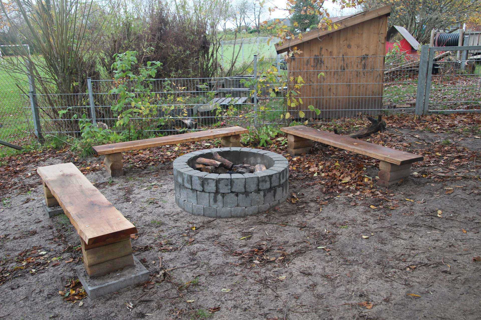 Bålplads med bænke