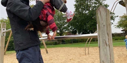 Vi øver labyrintsansen på legepladsen