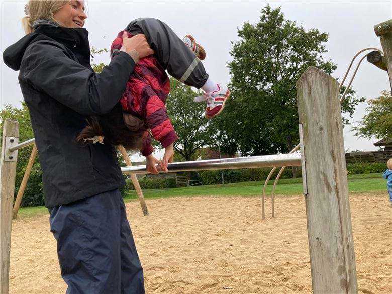 Vi øver labyrintsansen på legepladsen