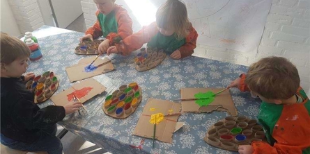 Vi maler påskeæg i Humlebien