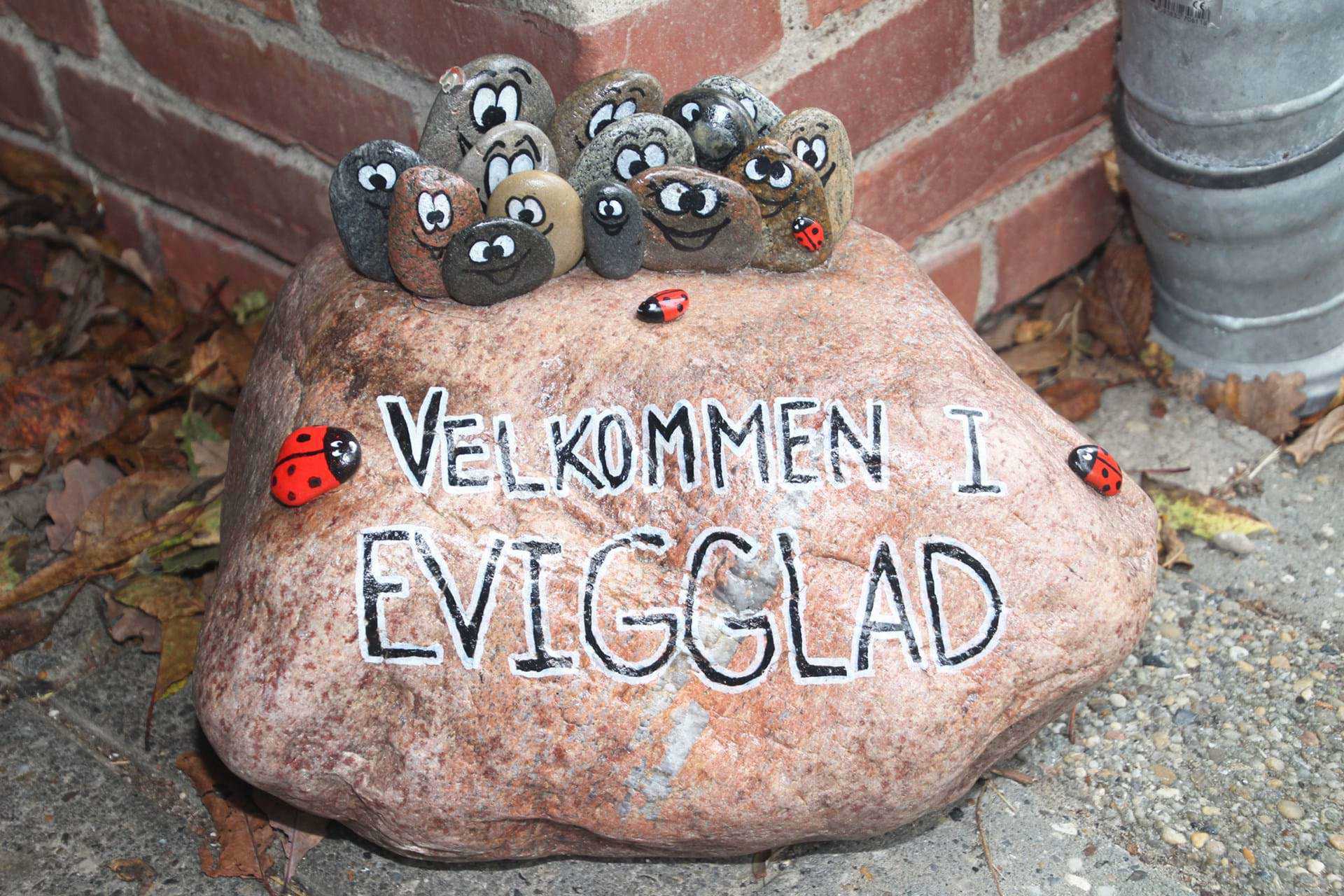 Evigglads velkomststen